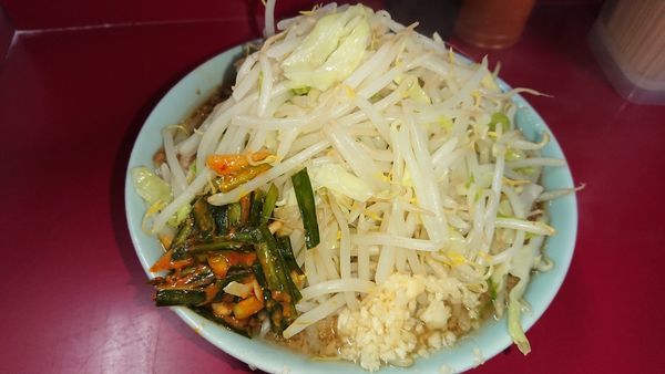 「小ラーメン豚入り(840円)+ニラだれ(50円)」@ラーメン二郎 中山駅前店の写真