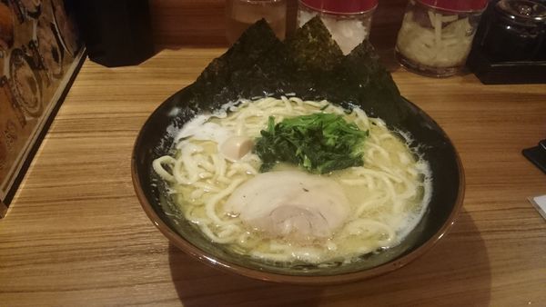 「ラーメン醤油・大盛(脂多め)　￥６１０」@横浜家系ラーメン 壱角家 京急川崎店の写真