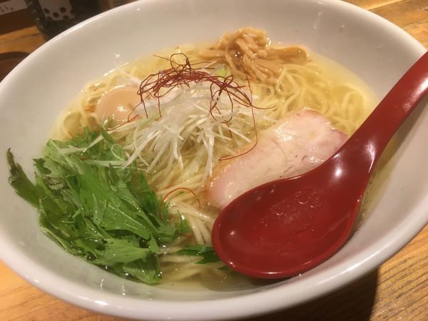 「香彩鶏だし味玉塩らーめん」@麺屋 翔 西新宿本店の写真