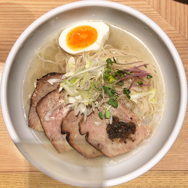 「低温仕込み 炙り肉冷し塩らー麺」@よってこや 恵比寿本店の写真