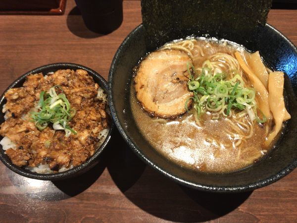 「魚介豚骨ラーメン大盛 焼豚丼セット 1,000円」@麺や いかりの写真