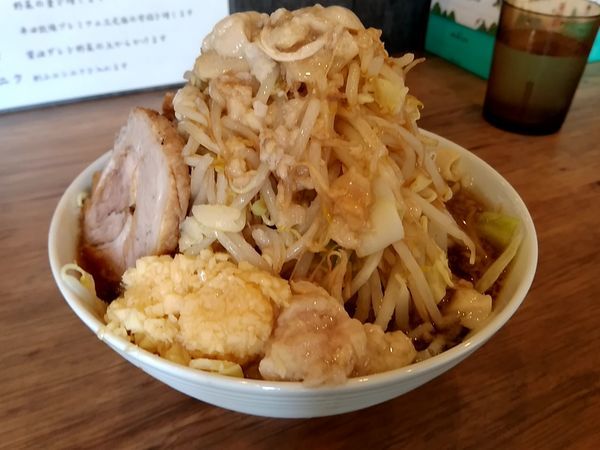 「ラーメン(並盛・200g・全増し)800円」@らーめん 小烏丸の写真