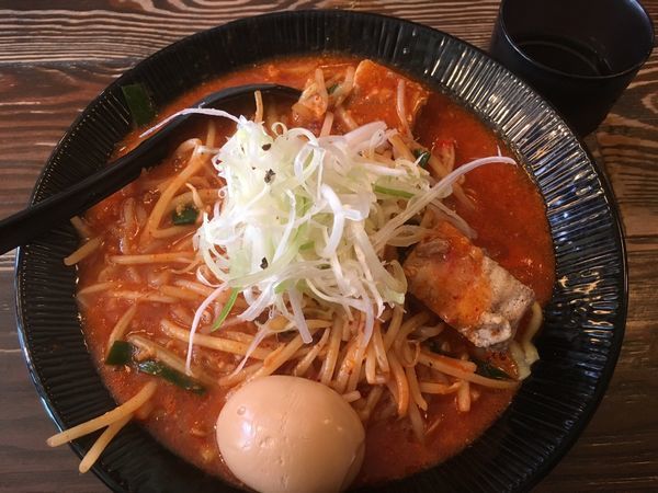 「辛味噌ラーメン大盛り800円、味玉100円」@大塚屋の写真