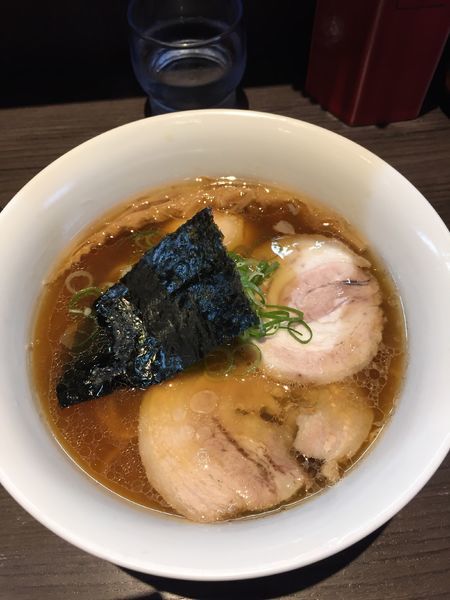 「醤油らーめん、味玉」@支那そばや 本店の写真