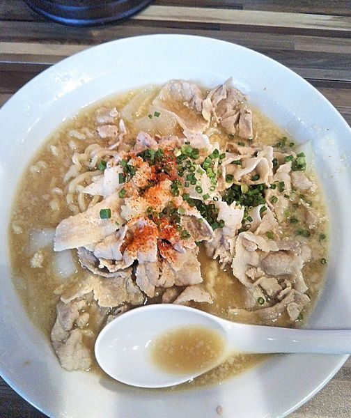 「もばラーメン 730円＋二段盛り 130円」@らぁ麺三軒屋 茂原店の写真