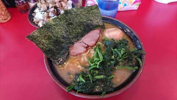 「ラーメン中盛（590円） 味玉 ほうれん草」@家系ラーメン 王道の写真