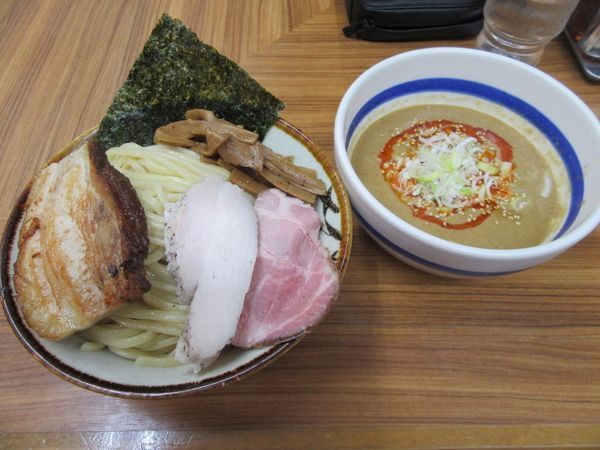「ゴマつけ麺（８８０円）＋中盛＋炭火焼チャーシュー」@大勝軒ROSSO－ロッソ－の写真