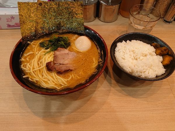 「ラーメン中＋大ライス」@二代目 渡来武の写真