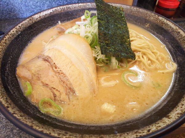 「極 豚骨ラーメン(しょうゆ味）700円ランチサービス麺半玉」@つけめん 美豚 小作店の写真