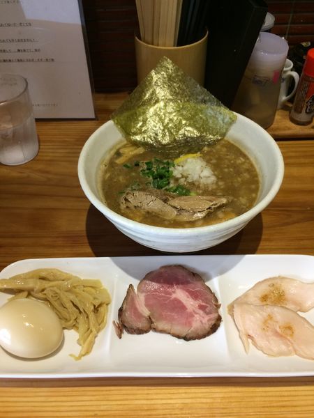 「特製濃厚豚鶏魚介ラーメン1050円」@つけめん・らーめん・煮干そば 金狼の写真