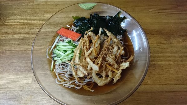 「冷やしかき揚げ　５００円」@笠置そば 深川店の写真