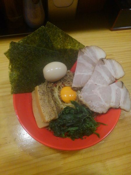 「牛まぜそば　全部のせ」@麺屋うしまるの写真