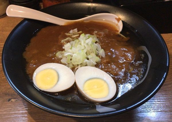 「夏のレトルトカレーら～めん(限定)＋煮玉子＋ミニザーサイ丼」@ら～めん 熊八の写真