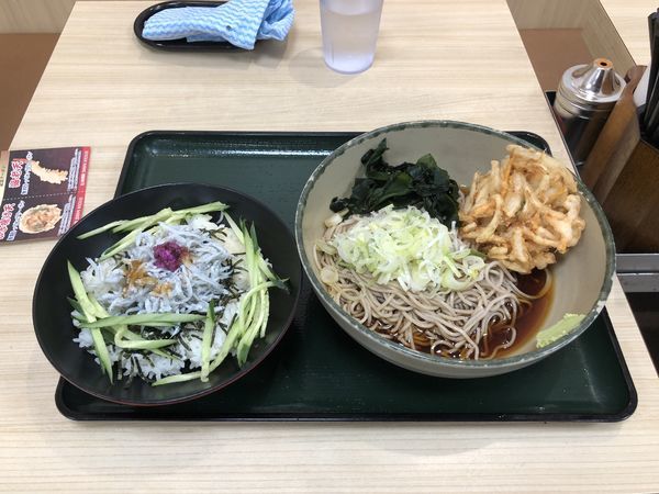 「釜揚げシラス丼セット（期間限定）」@名代 箱根そば 祖師ヶ谷大蔵店の写真