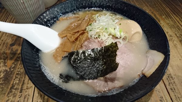 「塩とんこつらーめん」@ラーメン ヨシベー 西葛西店の写真