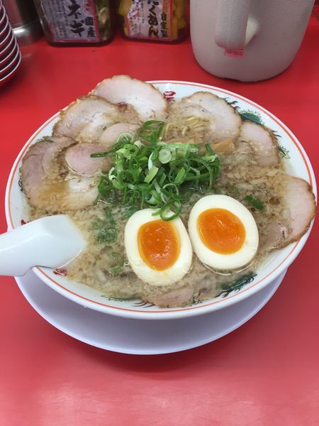 「肉玉ラーメン 背脂多め」@ラーメン魁力屋 鶴川店の写真