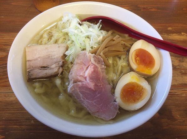 「塩味玉らー麺+ご飯」@くじら食堂の写真