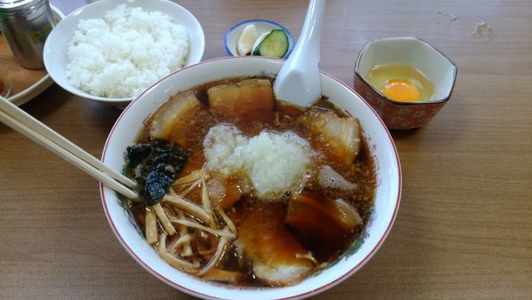 「チャーシュー麺大盛り＋薬味多め＋ライス＋生卵」@寿ラーメンの写真