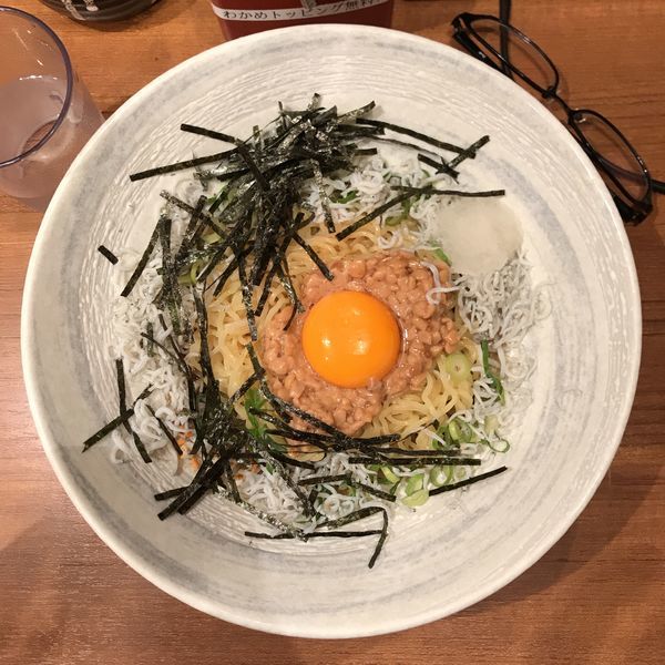 「冷 しらす納豆まぜそば」@魚介系まぜそば専門店 魚がしそば 新橋本店の写真