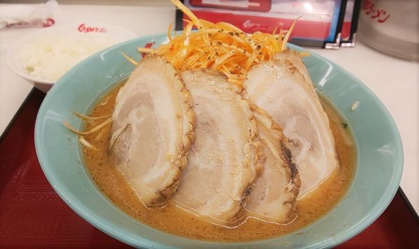 「ネギ味噌チャーシューめん+サービスライス」@くるまやラーメン 宇喜田店の写真