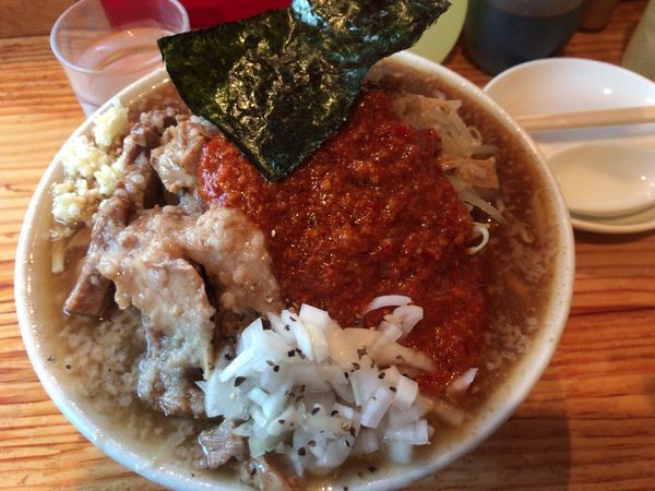 「ぶた入りオロチョンラーメン中もり(ヤクミにんにくアブラ)800円」@にかいやの写真