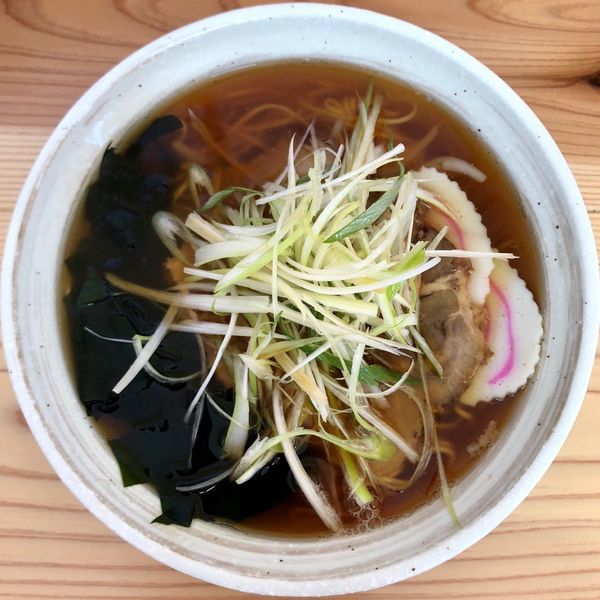 「醤油ラーメン (500円) 全部のせ (200円)」@上灘水産ラーメン店の写真