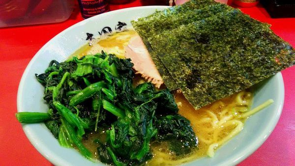 「中盛ラーメン　+　ほうれん草」@横浜家系ラーメン 志田家 蒲田店の写真