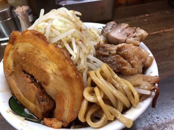 「雷そば中濃厚 780円 ﾔｻｲﾆﾝﾆｸ+ﾄﾛ豚 120円」@雷 北松戸本店の写真