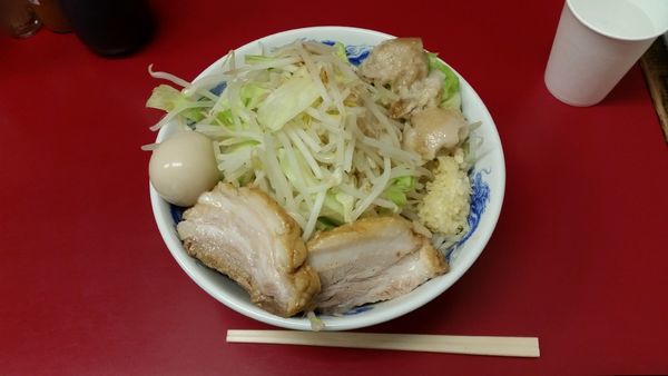 「豚玉ラーメン大　全マシ」@モッコリ豚の写真