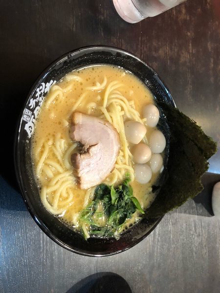 「大ラーメン かため うずら」@駒大商店の写真