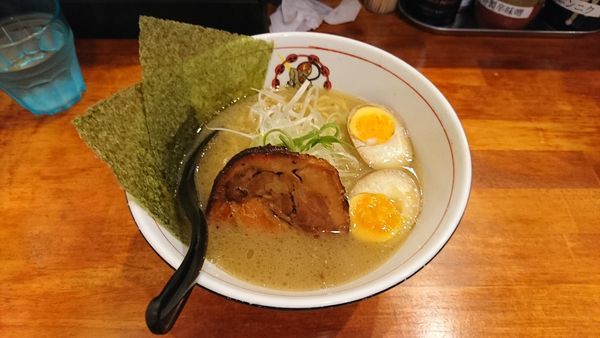 「濃厚豚骨醤油ラーメン780」@麺屋雷神 東武練馬店の写真