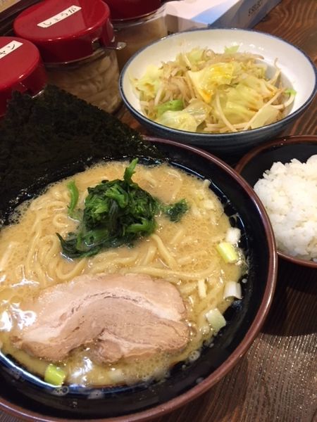「ラーメン（並）680円　もやキャベ120円　半ライス50円」@横濱家系ラーメン 馬場壱家の写真