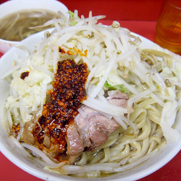 「SS（小 750円 + 現金50円）野菜・蒜・脂・葱油・辣油」@ラーメン二郎 千住大橋駅前店の写真