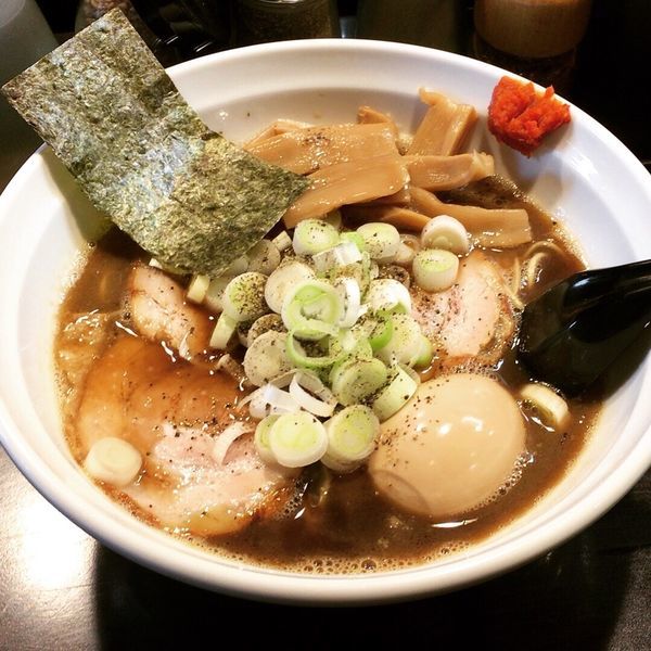 「【限定】くれは式ブラックラーメン(900円)＋味玉(100円)」@ラーメンくれはの写真