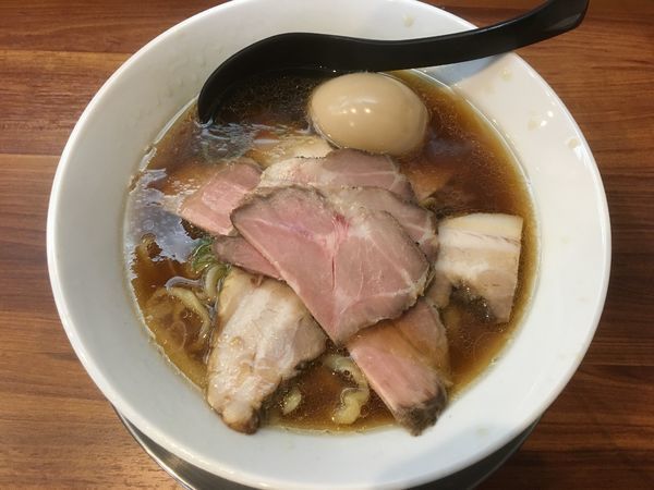 「醤油らーめん全部のせ1050円」@純手打ち だるまの写真