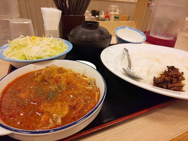 「ごろごろチキンのトマトカレー・サラダセット+半熟卵」@松屋 市ヶ谷店の写真