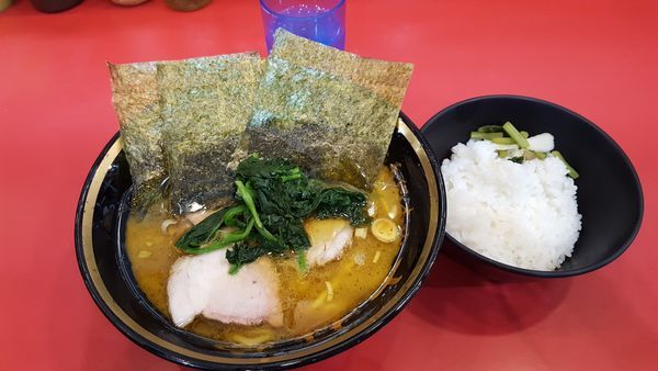 「ラーメン並(700円)+ライス(110円)」@家系総本山 ラーメン吉村家の写真