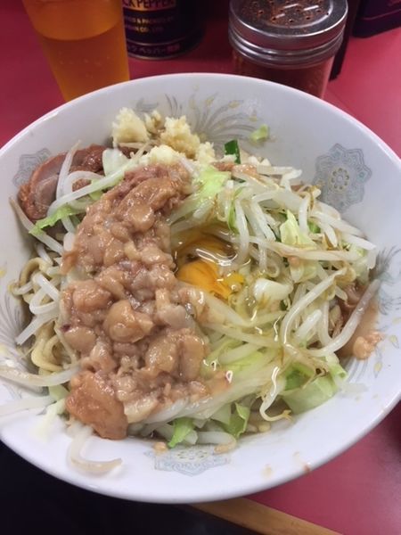 「汁なし650円　生たまご50円　アブラ・ニンニク・魚粉」@ラーメン二郎 環七一之江店の写真