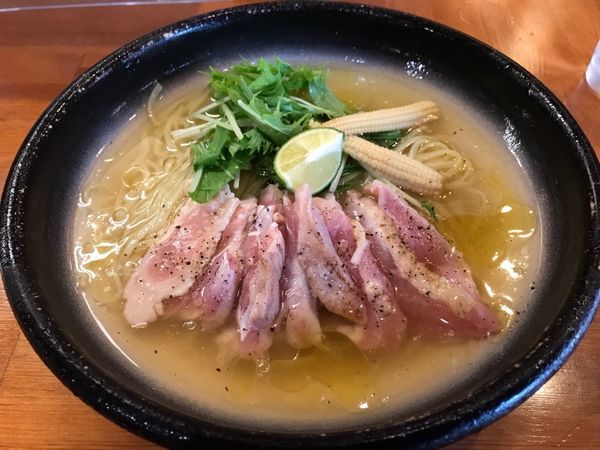 「すだちと阿波尾鶏のたたき冷やし」@醤油と貝と麺そして人と夢の写真