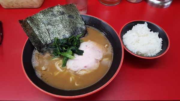「ラーメン並(680円)+小ライス(50円)」@横濱家系ラーメン 勝鬨家の写真