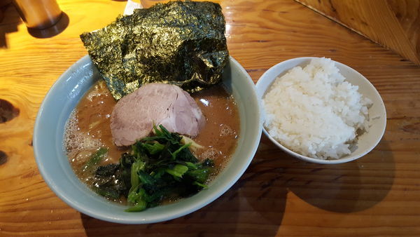 「ラーメン並(680円)+ライス(無料)」@横浜ラーメン 武蔵家 大井町店の写真