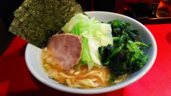 「ラーメン　+　ほうれん草　+　キャベツ」@横浜家系ラーメン 志田家 蒲田店の写真