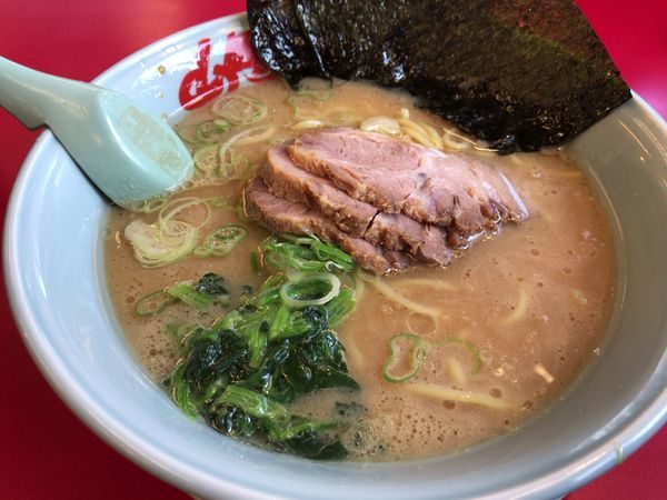 「醤油ラーメン中盛りメルマガチャーシュー2枚」@ラーメン山岡家 大泉店の写真