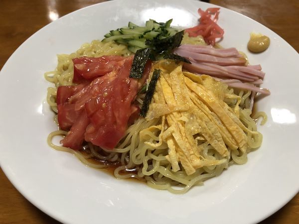 「冷やし中華（中）＋つまみ＋アルコール（大量）」@西町食堂の写真