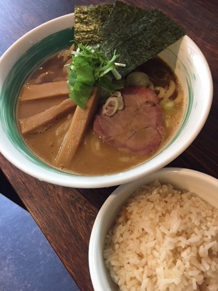 「らぁめん　800円　小ライス　100円」@自家製麺 麺屋 利八の写真