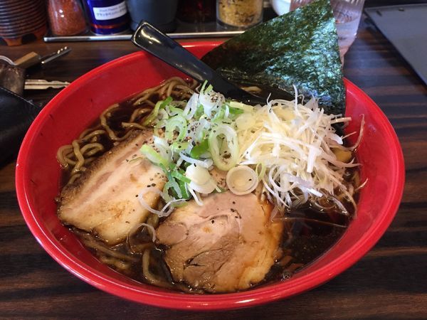 「富山ブラックラーメン大盛り麺固めトッピングネギ」@麺家いろは 射水本店の写真