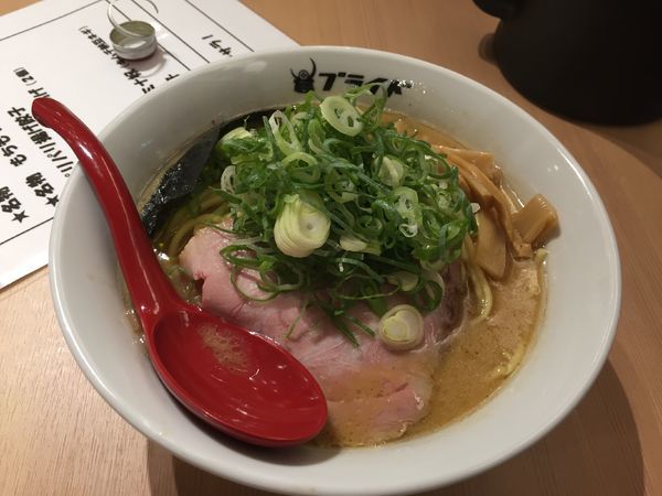 「濃厚魚介豚骨ラーメン大盛り麺固めトッピングネギ」@麺バル プライドの写真