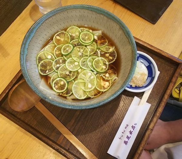 「すだちうどんひも川950円」@藤屋本店の写真