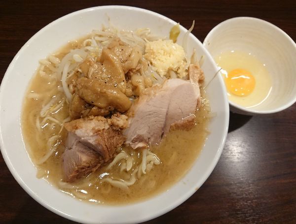 「ラーメン（ニンニク，アブラ）＋生卵」@ピコピコポンの写真