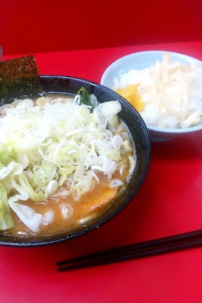 「ラーメン　朝取れネギ、キャベツ　ライス(白)」@ラーメン杉田家の写真